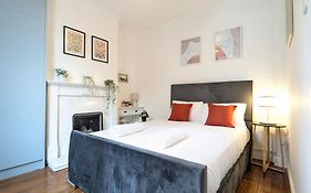 Modern Double Room W Private Bath & Free Parking